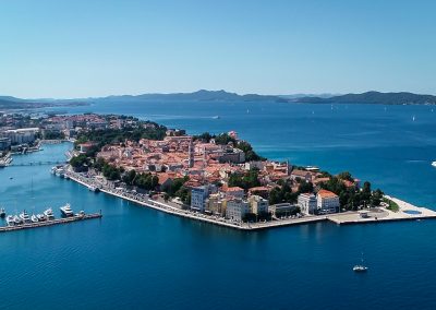 Panoramski pogled iz zraka na Stari grad Zadar i morfejsku obalu u blizini Vile JoMaNi Bibinje