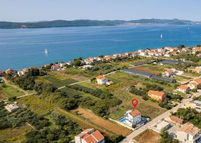 Pogled iz zraka na Villu JoMaNi s bazenom u Bibinjama blizu Zadra i mora