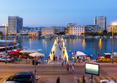 Zadarski pješački most u sumrak s rasvjetom u blizini smještaja Villa JoMaNi Bibinje